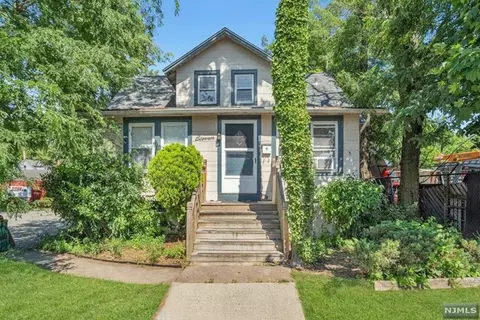 11 Woodbine St, Bergenfield, NJ 07621