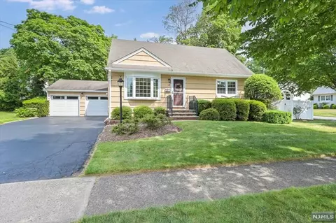 15 Sealy St, Westwood, NJ 07675