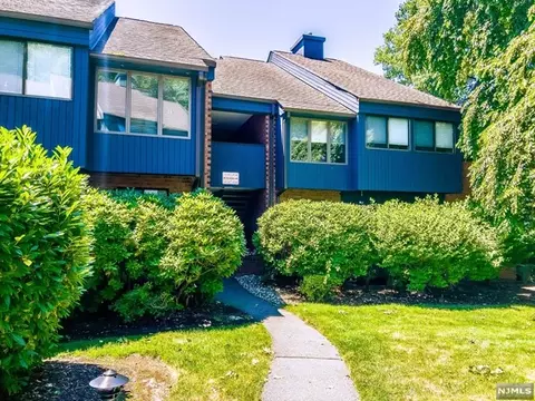 157 Indian Hollow Ct, Mahwah, NJ 07430