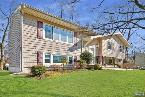 135 Albright Ln, Paramus, NJ 07652