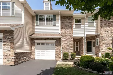13 Scarborough Ct, Mount Olive, NJ 07828