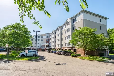 189 Forest Ave #206, Paramus, NJ 07652