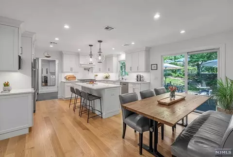 75 Huff Ter, Montvale, NJ 07645