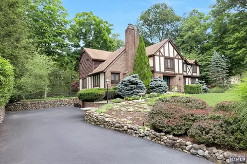 29 Gristmill Ln, Saddle River, NJ 07458