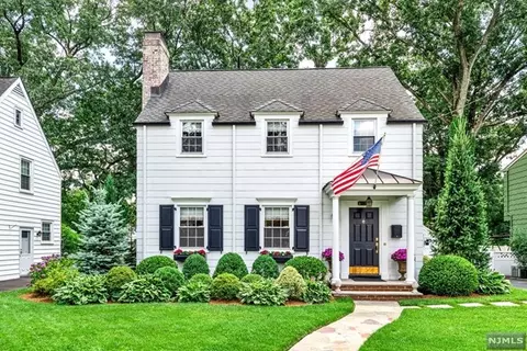 122 Dora Ave, Waldwick, NJ 07463