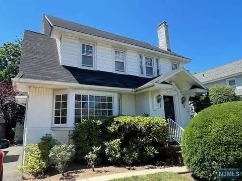 910 Queen Anne Rd, Teaneck, NJ 07666