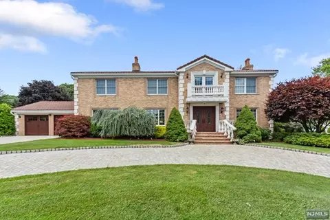 7 Peach Tree Ct, Hawthorne, NJ 07506