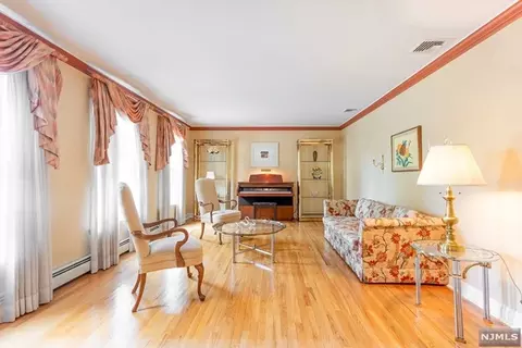 518 Manning Ct, River Edge, NJ 07661