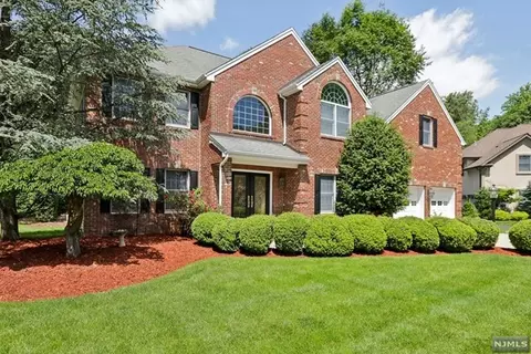 16 Dawn Dr, Emerson, NJ 07630
