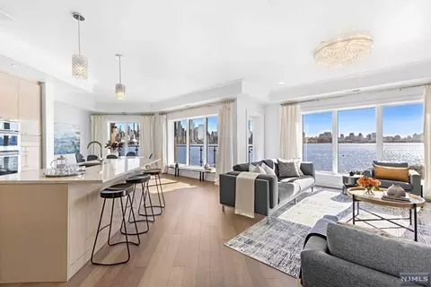 150 Henley Pl #306, Weehawken, NJ 07086