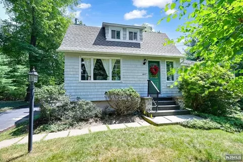 11 Fairview Ave, Montvale, NJ 07645