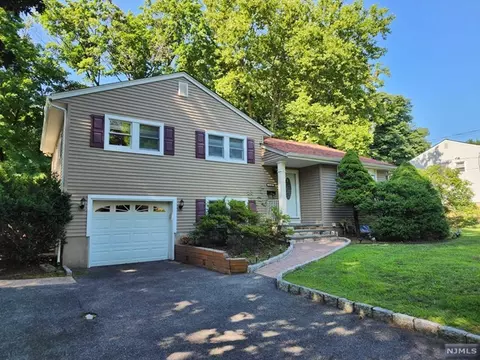 214 Nimitz Rd, Paramus, NJ 07652 photo 1