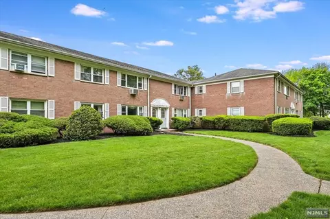 14 Manchester Ct, Wayne, NJ 07470 photo 1