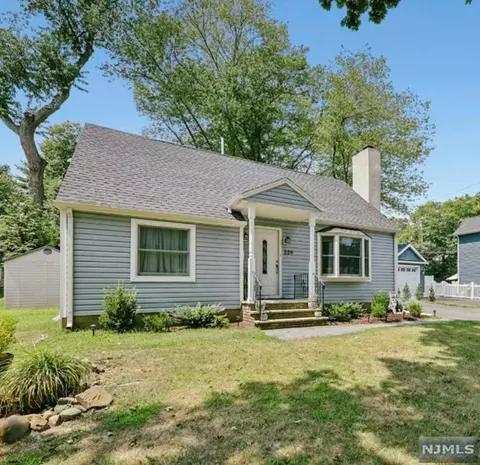 226 Knickerbocker Rd, Closter, NJ 07624 photo 1