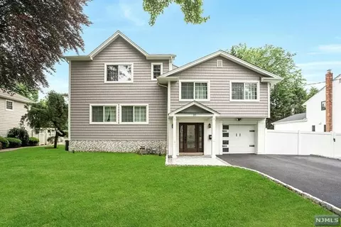 30 Hemlock Dr, Paramus, NJ 07652 photo 1