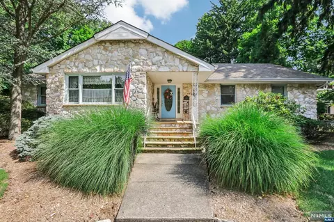 374 Cedar Hill Ave, Wyckoff, NJ 07481