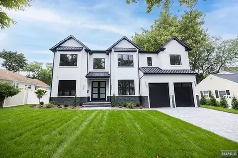 826 Godwin Rd, Paramus, NJ 07652 photo 1