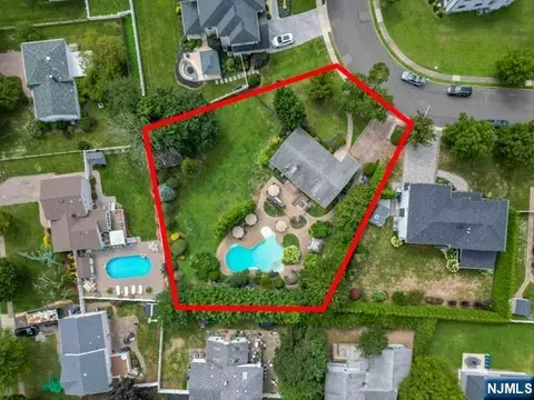 758 Hollybrook Rd, Paramus, NJ 07652 photo 1
