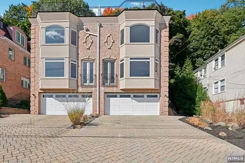 596 Undercliff Ave, Edgewater, NJ 07020 photo 1