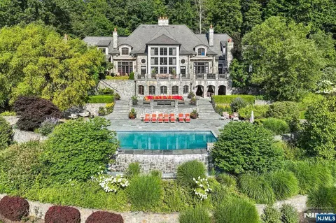 200 Stabled Way, Mahwah, NJ 07430