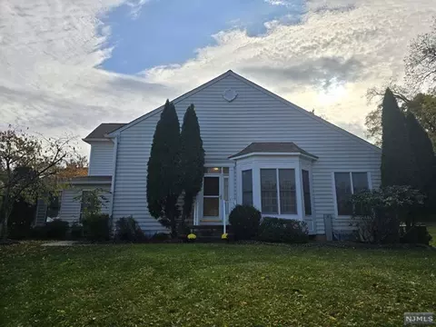 90 Buckthorn Ct, Paramus, NJ 07652 photo 1