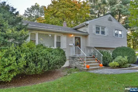 786 Wynetta Pl, Paramus, NJ 07652 photo 1
