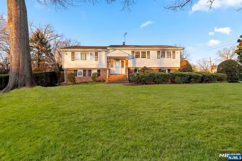 370 Valley View Ave, Paramus, NJ 07652 photo 1