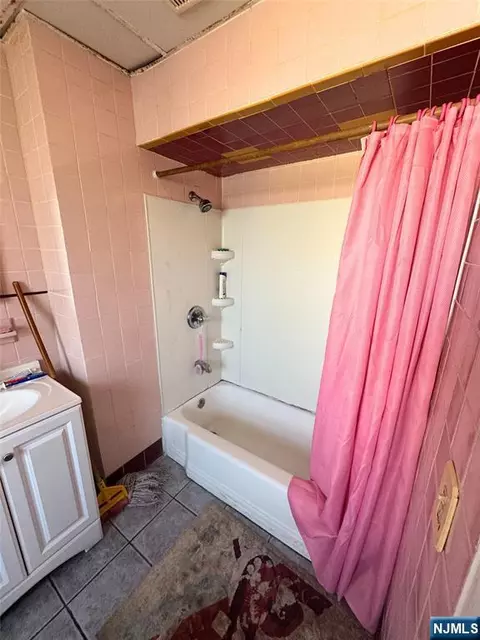 Bath - 72 Lawrence St, Hackensack, NJ 07601 photo 2 of 4