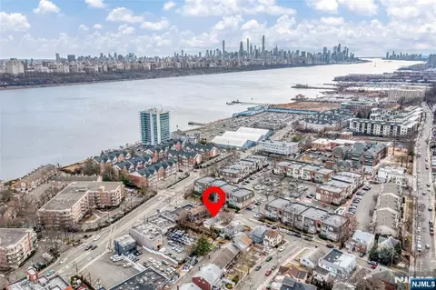 17 Garden Pl, Edgewater, NJ 07020