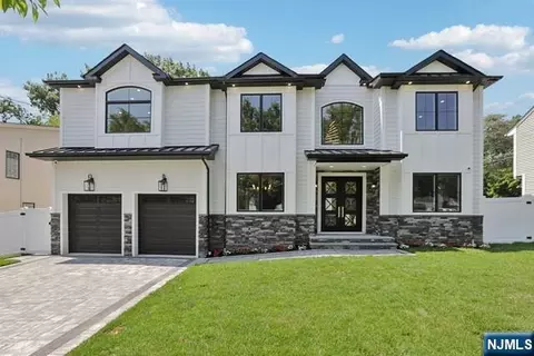 158 Lawrence Dr, Paramus, NJ 07652 photo 1
