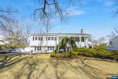277 Colby Pl, Paramus, NJ 07652 photo 1