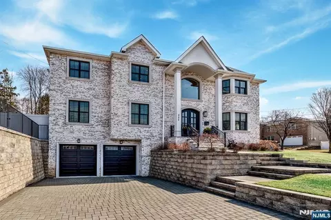 252 Gorden Dr, Paramus, NJ 07652 photo 1