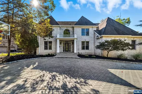 32 Moeser Pl, Old Tappan, NJ 07675