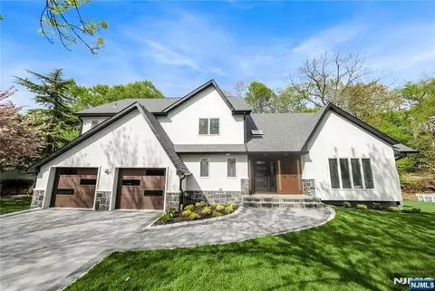 590 Grist Trl, Paramus, NJ 07652 photo 1