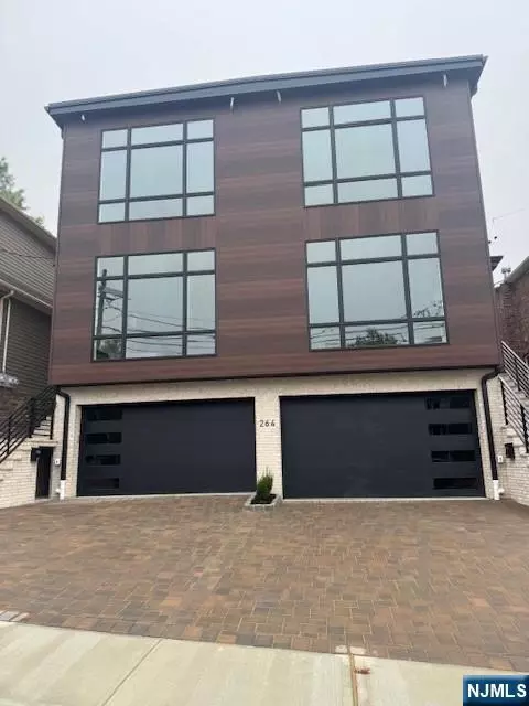 264 11th St UNIT A, Palisades Park, NJ 07650