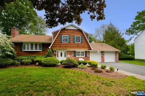 536 Fordham Pl, Paramus, NJ 07652 photo 1