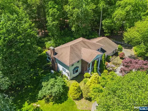 22 Christopher Pl, Saddle River, NJ 07458 photo 1