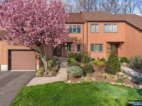 19 Indian Field Ct, Mahwah, NJ 07430