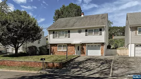 41 Brookdale Rd, Wayne, NJ 07470