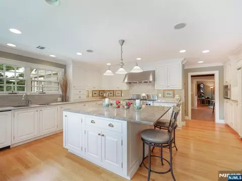 37 Roosevelt Blvd, North Caldwell, NJ 07006