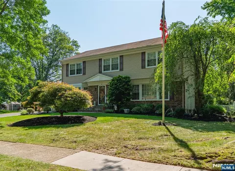 4 Skie Dr, Paramus, NJ 07652 photo 1