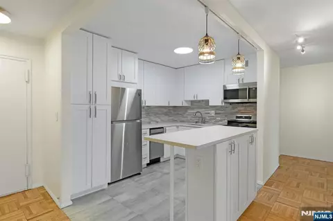 2000 Linwood Ave # 18M, Fort Lee, NJ 07024