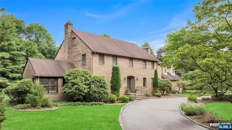939 Briarwoods Rd, Franklin Lakes, NJ 07417