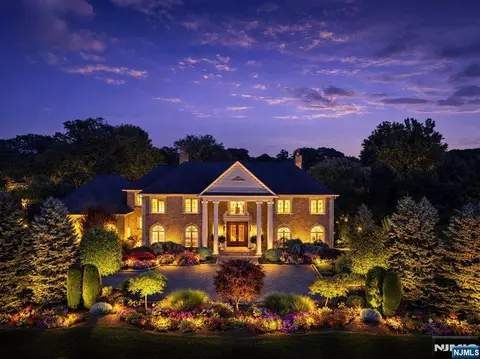 196 Vaccaro Dr, Cresskill, NJ 07626