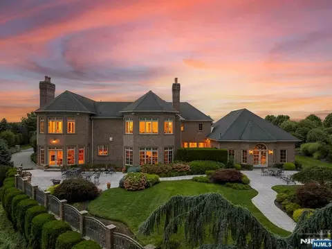 196 Vaccaro Dr, Cresskill, NJ 07626