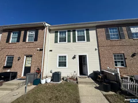 272 Kinney St #1303, Newark, NJ 07103