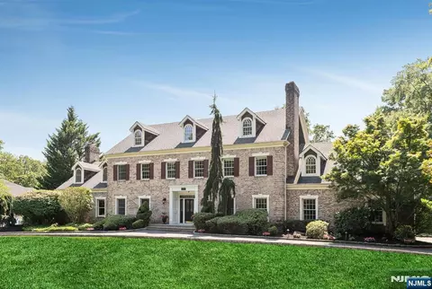 18 Autumn Ct, Saddle River, NJ 07458