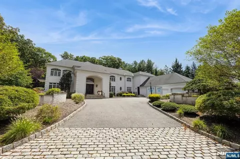 3 Rickland Dr, North Caldwell, NJ 07006