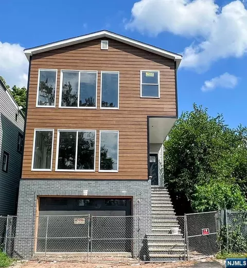 162 S 12th St, Newark, NJ 07107