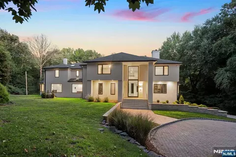 1 Lambs Ln, Cresskill, NJ 07626